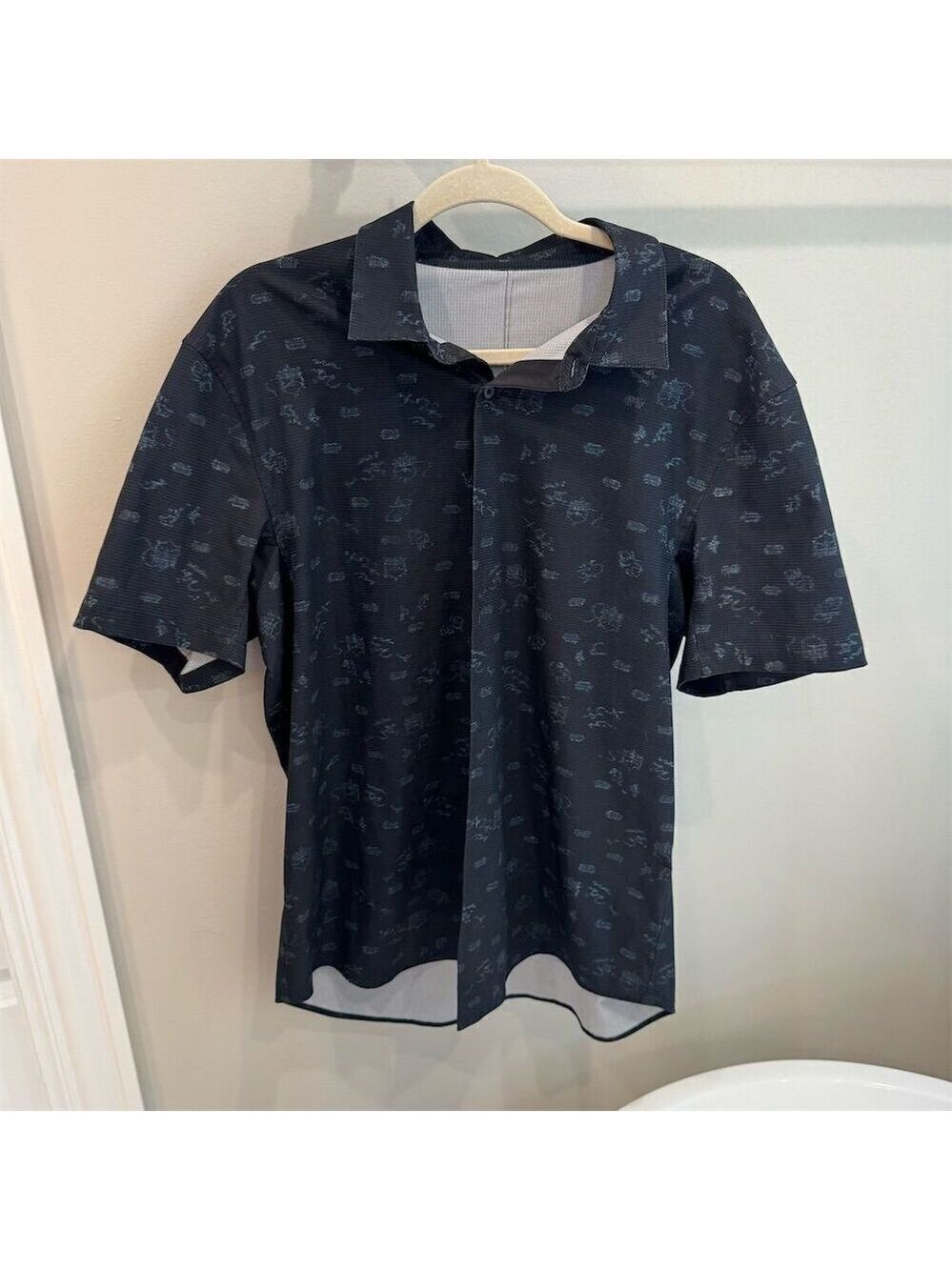 Lululemon Men's Button-Up Shirt Floral Hawaiian XL - Picture 1 of 3